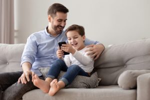 Når bør barn få sin første mobil?